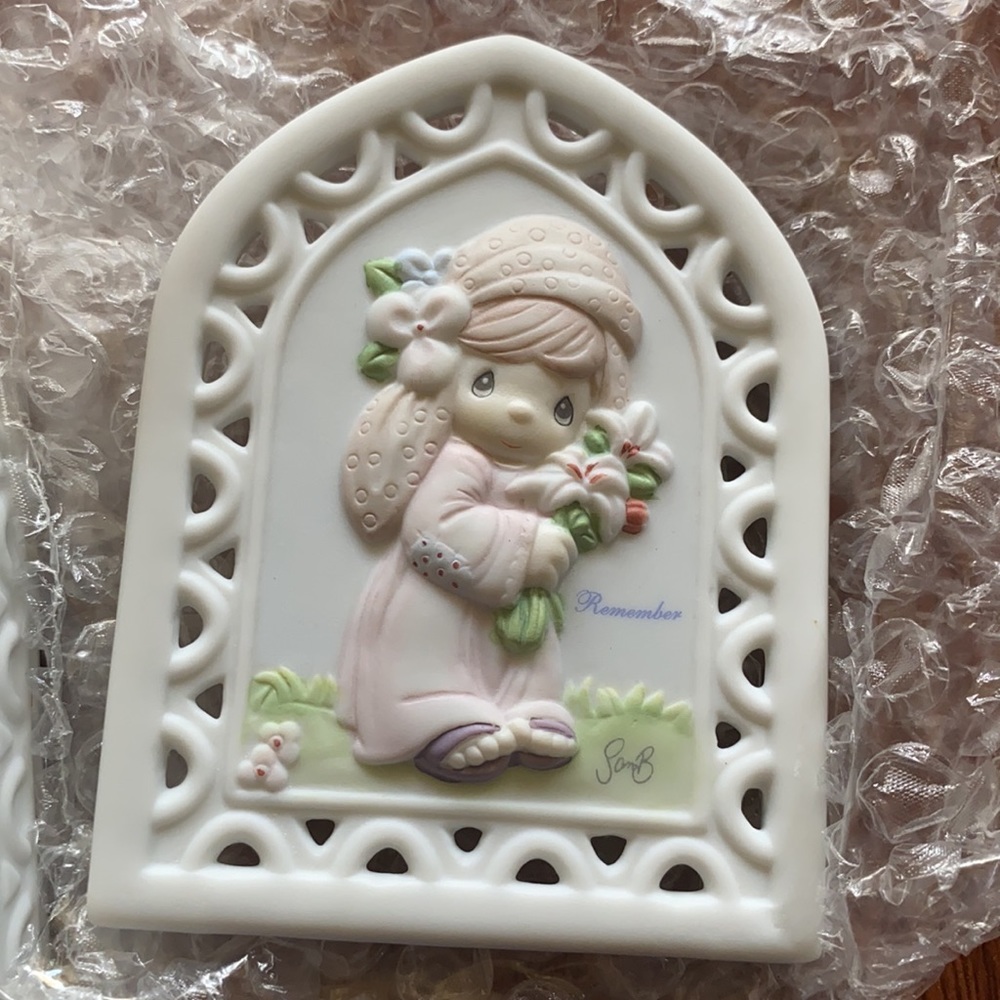 Precious Moments girl/lilies covered box - Picture 2 of 4